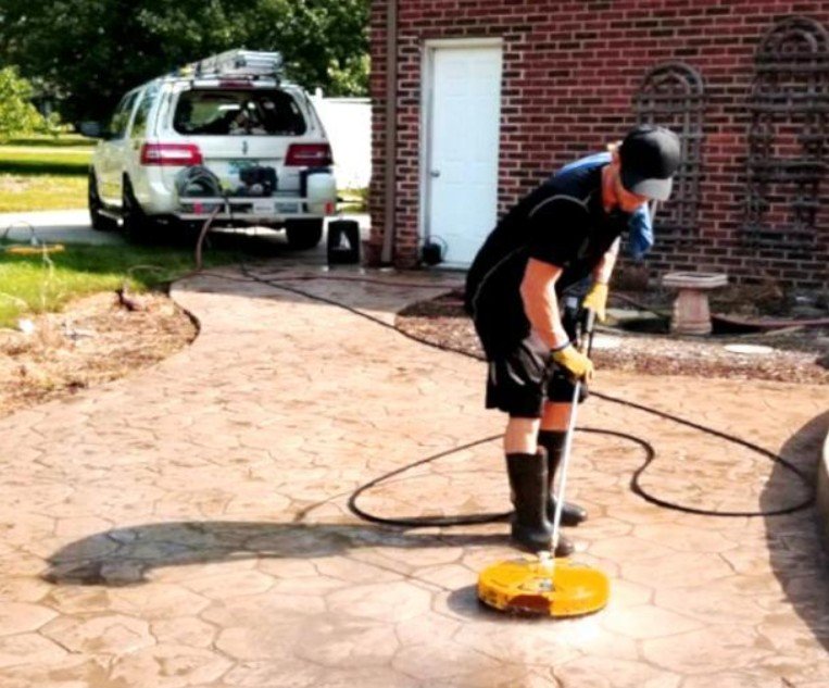 How Driveway Power Washing Companies Remove Years of Dirt, Algae, and Surface Buildup